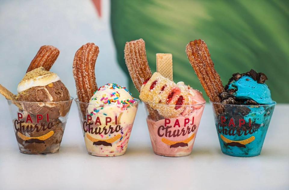 Helados y churros de Papi Churro. El helado Blue Cookie Monster, a la derecha, fue creado especialmente para Papi Churro por Frice Ice Cream.