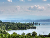 <p>Der Bodensee mit der Insel Mainau und dem Unesco-Welterbe, der Klosterinsel Reichenau, kann seine beliebten Vorgänger toppen und verfehlt nur ganz knapp das Siegertreppchen. Landschaftlich und kulturell auf jeden Fall eine Reise wert. (Bild-Copyright: ddp images) </p>