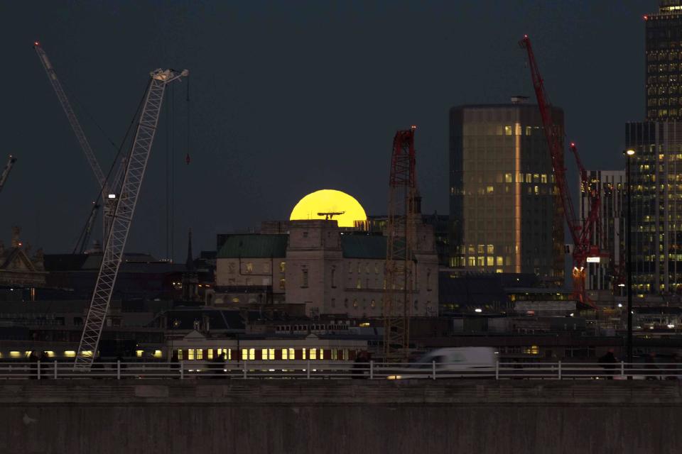 London, UK. 31st Jan, 2018. A blue super moon rises over the City of London. Seen from Hungerford Bridge in London. Credit: Claire Doherty/Pacific Press/Alamy Live News