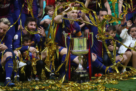 Soccer Football - Spanish King's Cup Final - FC Barcelona v Sevilla - Wanda Metropolitano, Madrid, Spain - April 21, 2018 Barcelona's Andres Iniesta, Lionel Messi and teammates celebrate with the trophy after winning the final REUTERS/Susana Vera