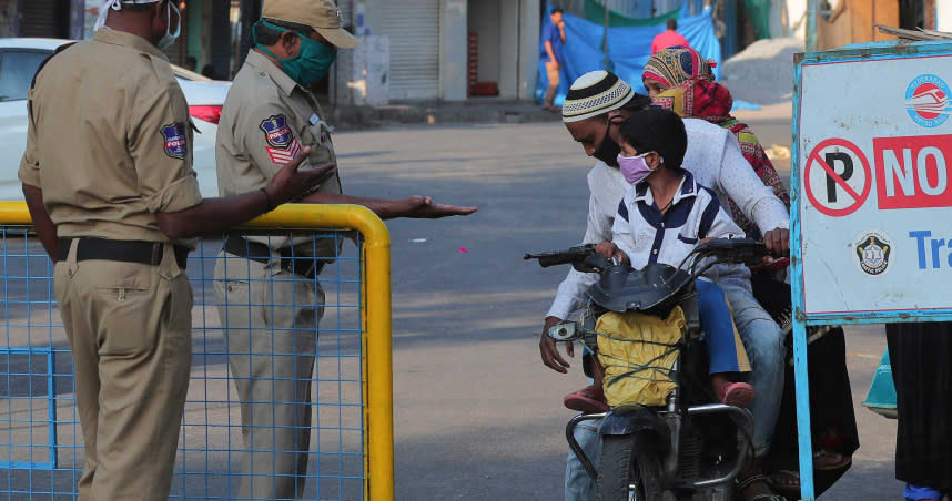 印度實施封城令後，路口都有警察管制。（圖／美聯社）