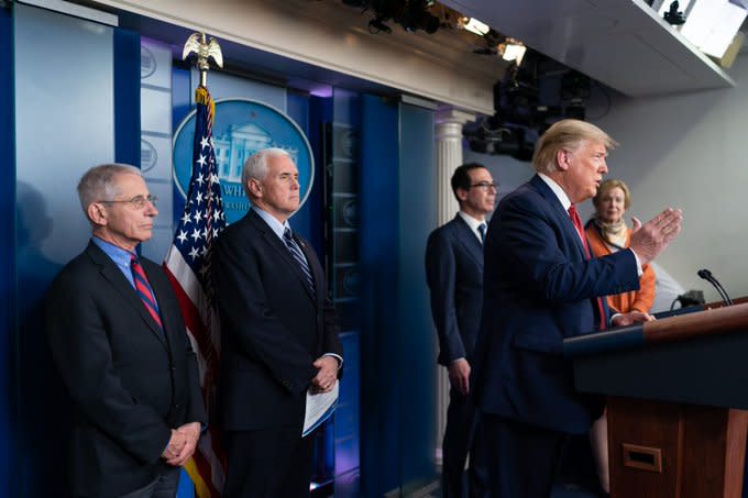 美國總統川普（右）在白宮記者會上建議，一般民眾可以圍巾代替口罩，把口罩留給醫療人員使用。   圖：翻攝自川普推特