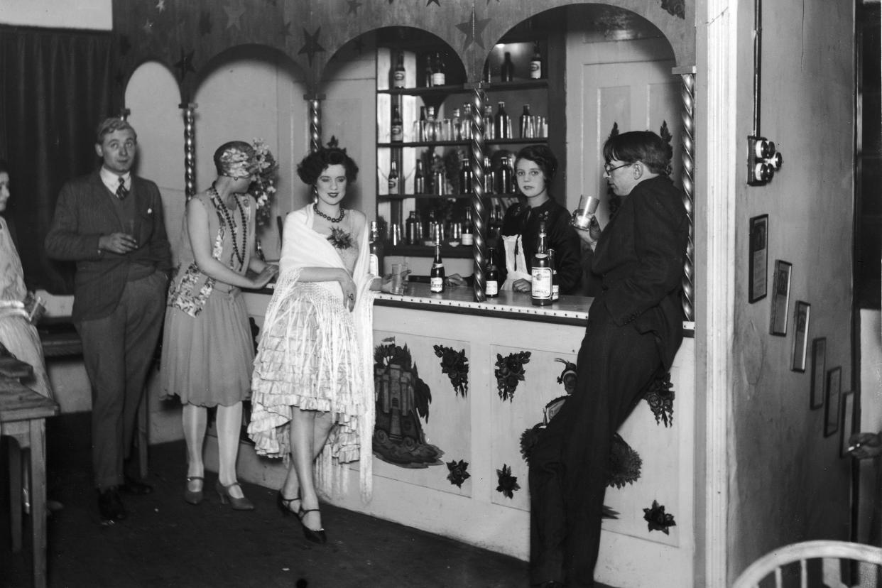 circa 1925: flappers at the bar of isa lanchester's night club in london