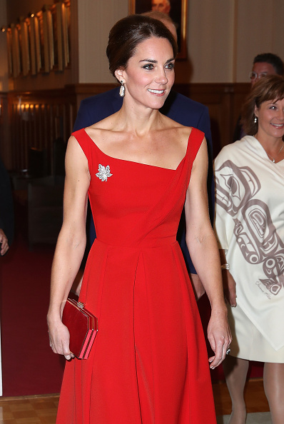 La elegancia de Kate durante la noche contrastó con su más práctico look diurno.