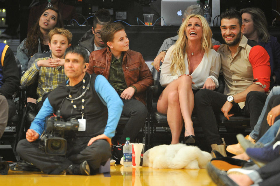 LOS ANGELES, CA - NOVEMBER 29:  Sean Federline, Jayden James Federline, Britney Spears and Sam Asghari attend a basketball game between the Los Angeles Lakers and the Golden State Warriors at Staples Center on November 29, 2017 in Los Angeles, California.  (Photo by Allen Berezovsky/Getty Images)