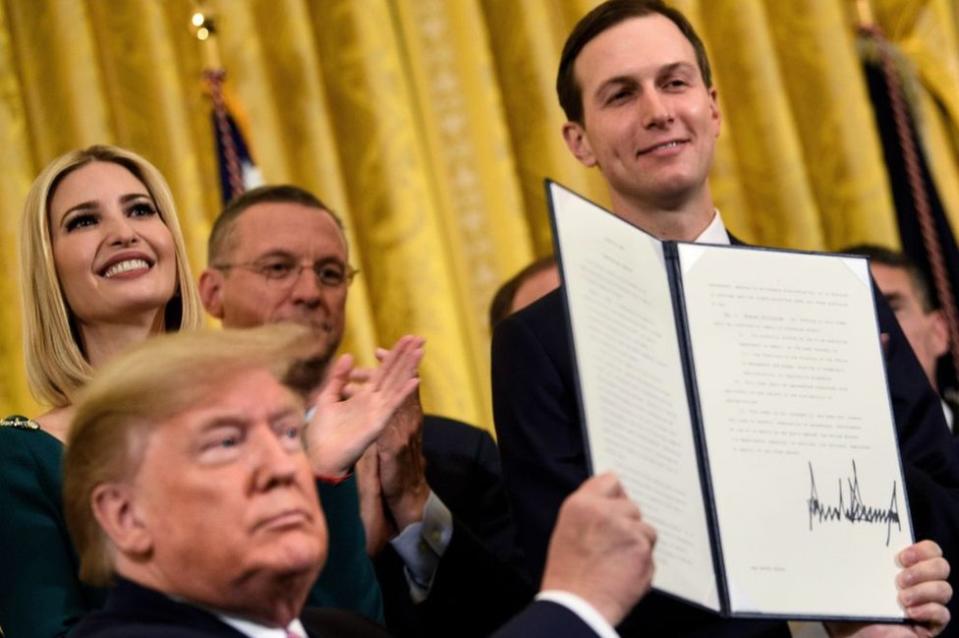 Trump junto a su hija y el esposo de ésta en un acto en la Casa Blanca