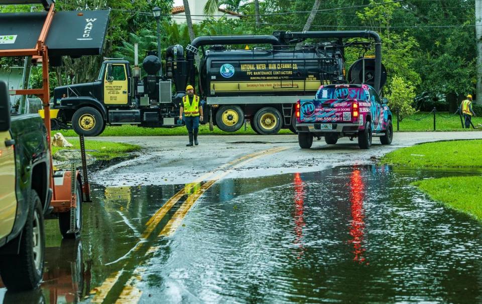 Jueves 13 de junio de 2024: Cuadrillas de camiones aspiradores son vistos limpiando los desagües en la zona de Alton Road y La Gorce Dr., en Miami Beach, luego del mal tiempo que afectó al sur de la Florida esta semana. Pedro Portal/pportal@miamiherald.com