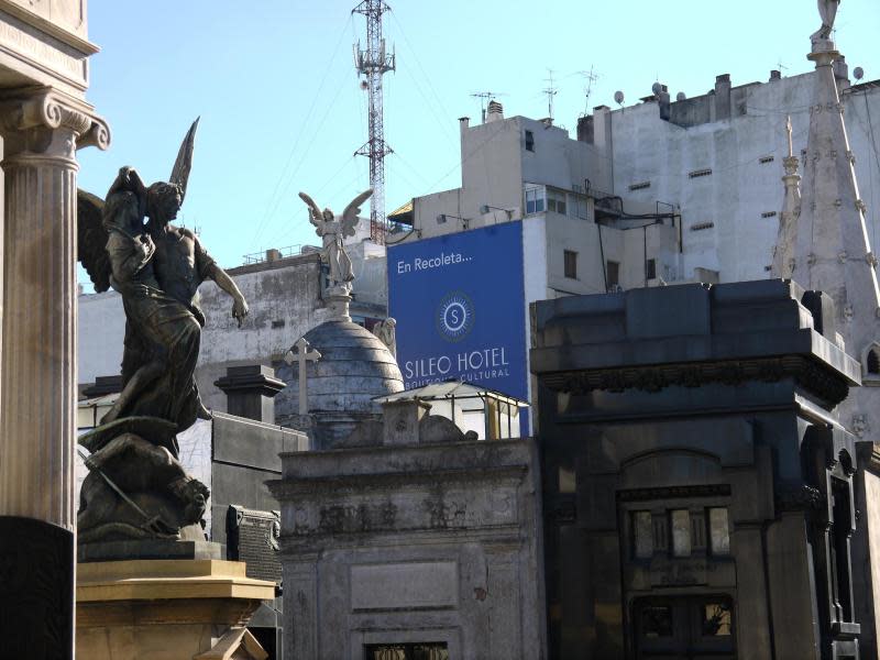 Opulent und alt: die Gräber des Friedhofs Cementerio de la Recoleta in Buenos Aires. Foto: Lena Klimkeit