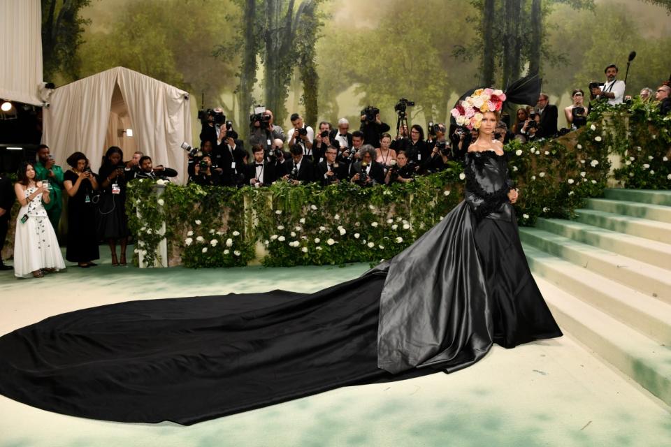 千黛亞第二套禮服展現墨西哥哥德式風情，一身黑搭配花朵帽飾，凸顯美麗的轉瞬即逝。美聯社