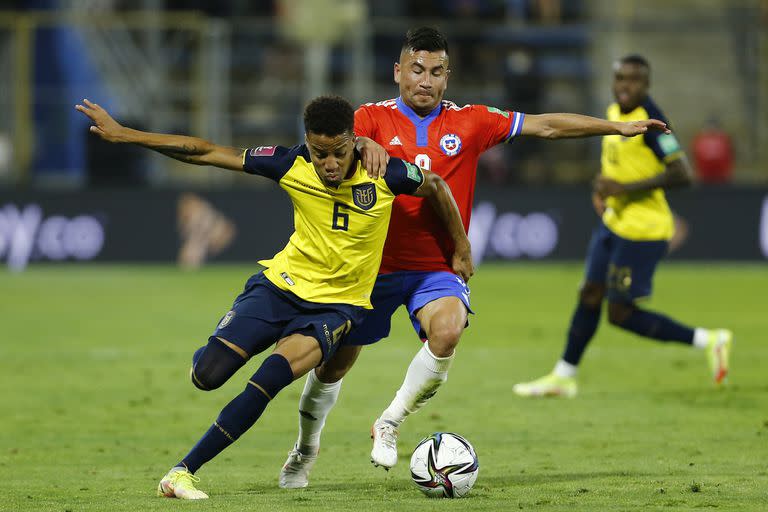 El hombre de la polémica, Byron Castillo lucha por la pelota con Jean Meneses, de Chile, el seleccionado que recurrió a la FIFA por la presunta irregularidad administrativa de los ecuatorianos para el Mundial de Qatar 2022