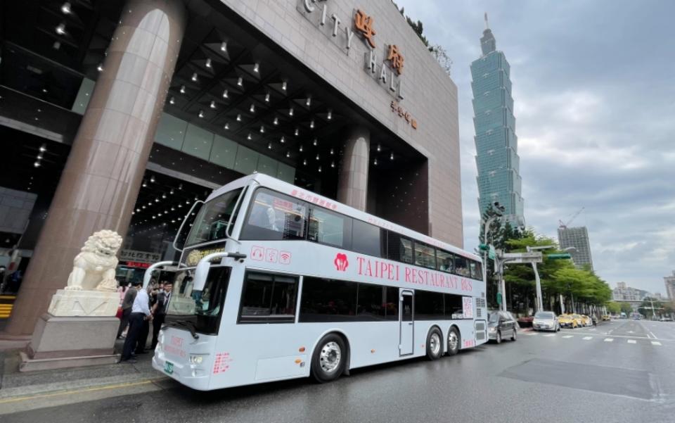 ▲台北市第二輛雙層餐車上路，全新銀色餐車車身外觀使用「七彩雷射白」色彩，與台北晶華酒店合作，提供豪華套餐、精緻下午茶。(圖/台北市政府提供)