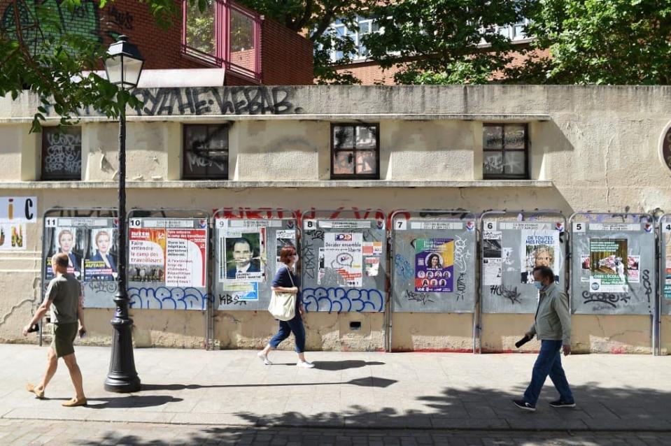 Les panneaux d'affichage devant un bureau électoral ce dimanche à Paris. - Lucas BARIOULET