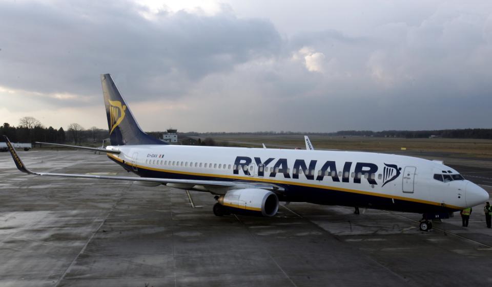 Flugbegleiter einer Ryanair-Maschine wollten einer Rollstuhlfahrerin nicht helfen. (Bild: ddp images)