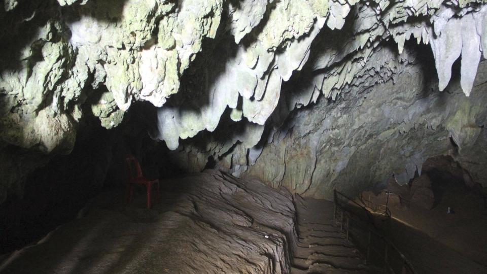 Der Eingang zur Höhle, in der die  Jugend-Fußballmannschaft nach einer Sturzflut eingeschlossen ist. Foto: AP