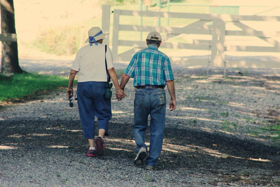 Pareja De Ancianos Caminando Tomados De La Mano