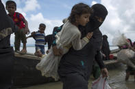 <p>Rohingya Muslim refugees arrive on a boat after crossing from Myanmar on Sept. 8, 2017 in Dakhinpara, Bangladesh. (Photo: Dan Kitwood/Getty Images) </p>