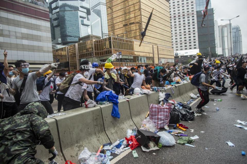 2019年6月12日，大批香港市民佔領金鐘立法會和政府總部附近的街道。