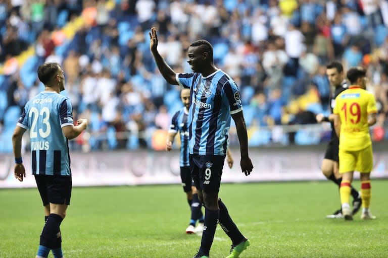 Mario Balotelli con la camiseta del Adana Demirspor