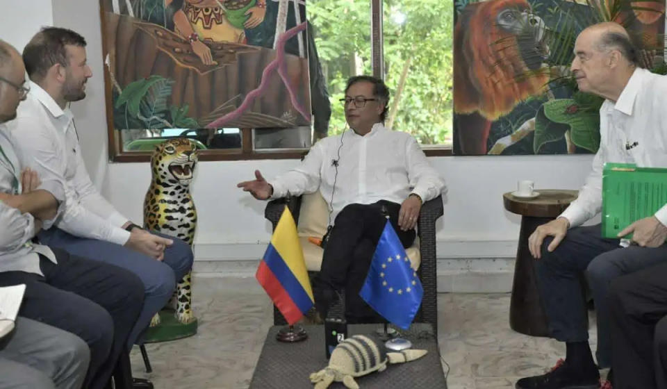 El presidente Gustavo Petro (centro) durante una charla con el enviado europeo por el Medioambiente, Virginijus Sinkevicius. Foto: cortesía Prensa Presidencial de Colombia.