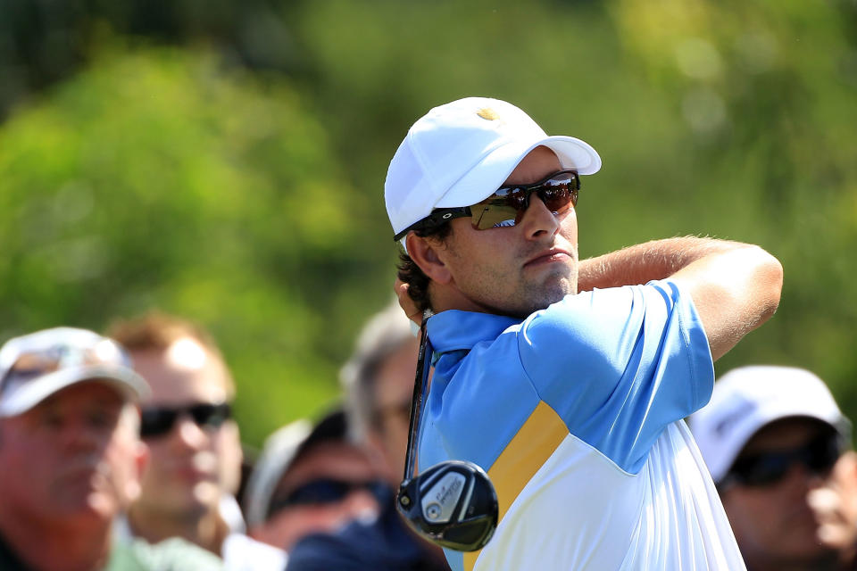 MELBOURNE, AUSTRALIA - NOVEMBER 18: Adam Scott of the International Team hits his tee shot on the second hole during the Day Two Four-Ball Matches of the 2011 Presidents Cup at Royal Melbourne Golf Course on November 18, 2011 in Melbourne, Australia. (Photo by Scott Halleran/Getty Images)