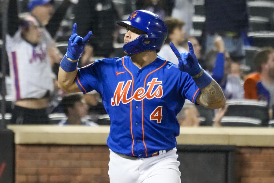 El venezolanos Francisco Álvarez, de los Mets de Nueva York, festeja luego de conectar un grand slam en el segundo juego de una doble función ante los Filis de Filadelfia, el sábado 30 de septiembre de 2023 (AP Foto/Mary Altaffer)