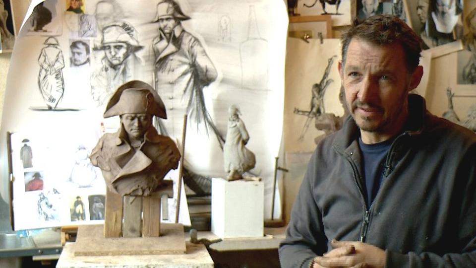 雕塑家伊曼紐爾·米歇爾（Emmanuel Michel）在工作室內受訪