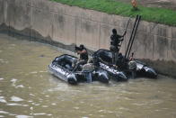 <b>Commando unit demonstrating their skills</b> Commando units put on some light evening entertainment with a demonstration of their boating skills on the waters of Sungai Gombak.