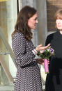 <p>Kate Middleton asistió al The Foundling Museum, y allí presumió de su quinto mes de embarazo en una bata de maternidad de rombos que la hizo lucir regia. </p>