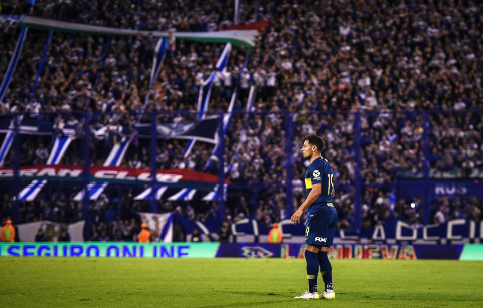 Mauro Zárate en una tarde donde tuvo que soportar los insultos de la parcialidad de Vélez. (Photo by Marcelo Endelli/Getty Images)