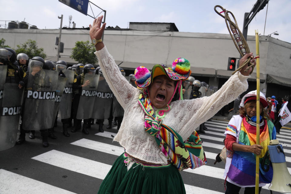 Una manifestante antigubernamental que sostiene un látigo es bloqueada por la policía que impide que la manifestación llegue al Congreso donde la presidenta peruana Dina Boluarte pronuncia su primer discurso anual, el Día de la Independencia en Lima, Perú, el viernes 28 de julio de 2023. Los manifestantes quieren que Boluarte haga un llamado a elecciones presidenciales inmediatas y reclaman justicia para los muertos en las protestas tras la destitución de su antecesor Pedro Castillo. (Foto AP/Martín Mejía)