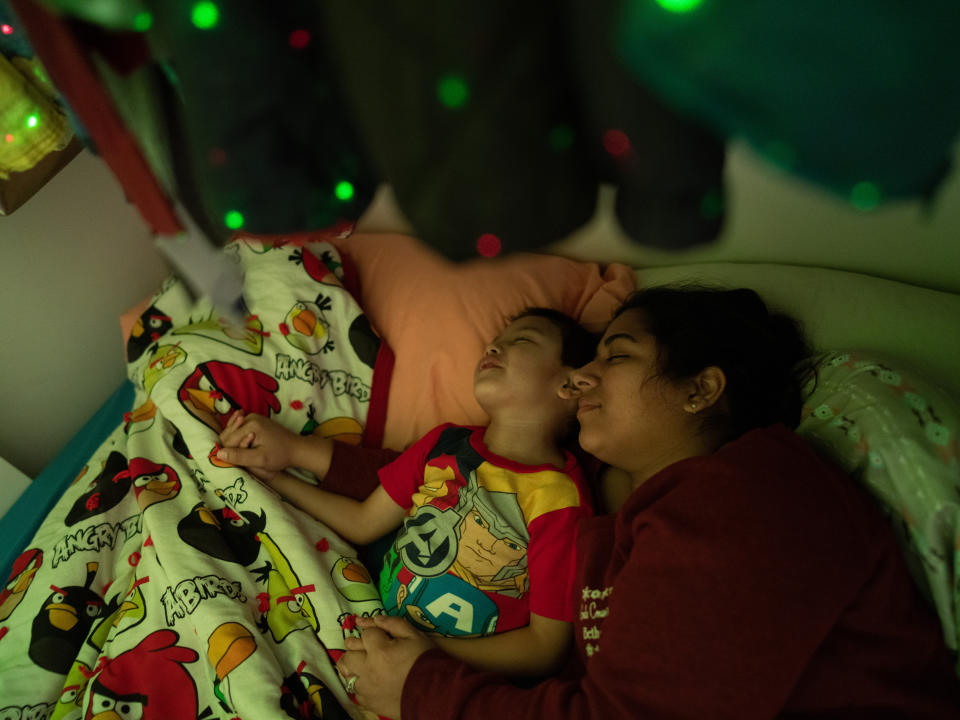 John y Rebecca Trimble se mudaron a Bethel, Alaska, en 2017 para que Trimble pudiera trabajar como dentista en un área desatendida. (Ash Adams/The New York Times)    Un álbum de fotos de los Trimble, novios de secundaria que se casaron en 2012. (Ash Adams/The New York Times)    El doctor Trimble sostiene un álbum de bebé creado por los padres adoptivos de su esposa. (Ash Adams/The New York Times)    Trimble ayuda a Jay, de cuatro años, a prepararse para lavarse los dientes, mientras que Elliot, de cinco años, observa. (Ash Adams/The New York Times)    "Toda nuestra familia de la iglesia ha derramado oraciones sobre la situación de Becky", dijo Adam London, el pastor de la iglesia Acuerdo Evangélico de Bethel. (Ash Adams/The New York Times)    A Bethel, a unos 640 kilómetros al oeste de Anchorage, solo se puede llegar en avión o en barco. (Ash Adams/The New York Times)    Rebecca Trimble ha recorrido un viaje enmarañado a través de la vasta burocracia de inmigración estadounidense. (Ash Adams/The New York Times); "Siempre pensé que era estadounidense", dijo Becky Trimble. (Ash Adams/The New York Times)