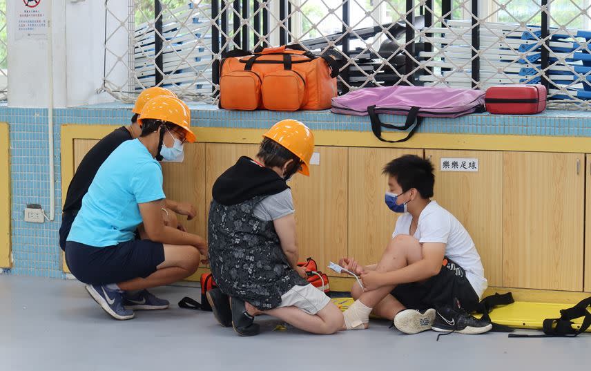 地震防災演習演練緊急救護組為受傷學生包紮