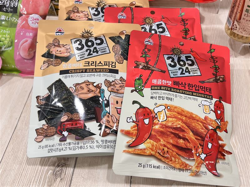 (左)韓國SAJO花生醬脆皮海苔片、(右)韓國SAJO明太魚辣味條，為韓國7-ELEVEN暢銷品。（圖／品牌業者提供）