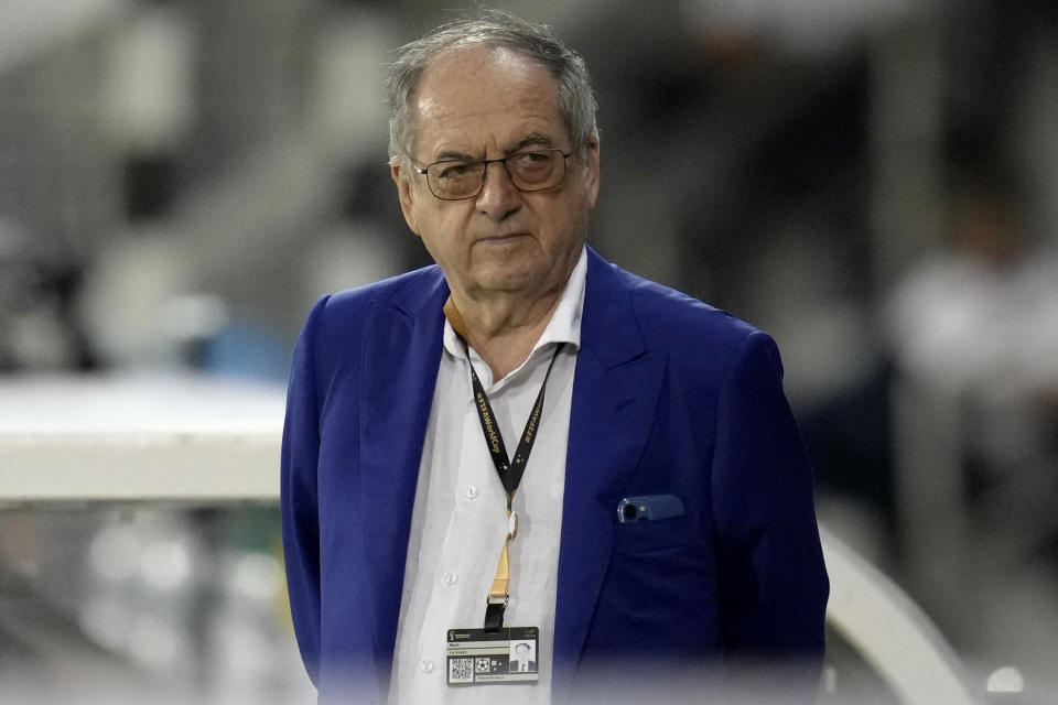 ARCHIVO - Noel Le Graet, presidente de la Federación Francesa de Fútbol, acude a un entrenamiento de la selección en el estadio Jassim Bin Hamad de Doha, Qatar, el 19 de noviembre de 2022, durante la Copa Mundial. (AP Foto/Christophe Ena)