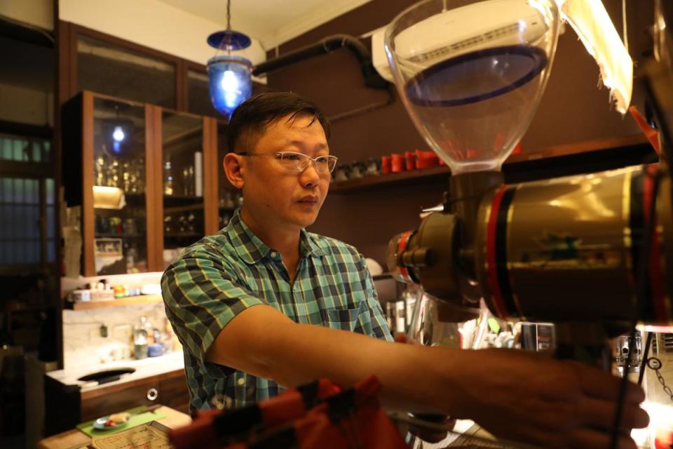 店主王大麟從小就跟著父親學習咖啡。