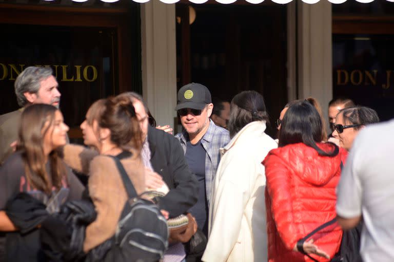 Matt Damon y familia, tras el disfrute de una rica parrillada