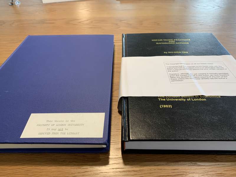 倫敦政經學院（LSE）收藏蔡總統2019年新裝訂博士論文（右方黑色者）（林環牆調查報告）