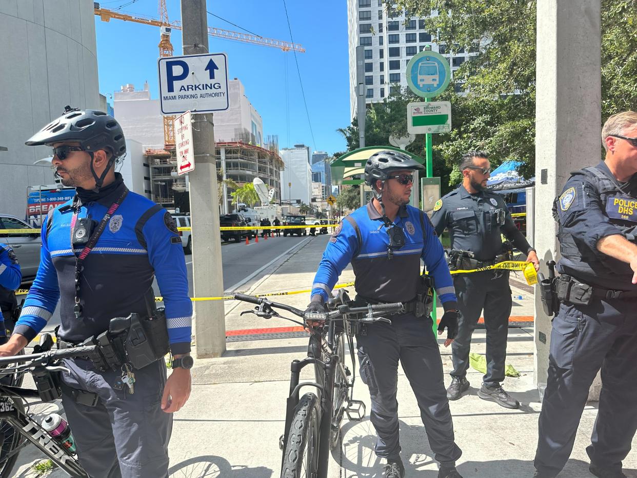 Miami police clear-out section in front of courthouse due to an unknown but suspicious object (Andrew Feinberg / The Independent)