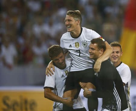 Football Soccer - Germany v Finland - Soccer Friendly - Moenchengladbach, Germany - 31/08/16. Germany's Thomas Mueller, Bastian Schweinsteiger and Manuel Neuer react after the match. REUTERS/Wolfgang Rattay