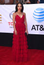 <p>Simpel und doch bezaubernd schritt Bianca Lawson über den Teppich. Das rote Spitzenkleid umspielte die zarte Figur der US-Schauspielerin, die mit V-Ausschnitt und zarten Trägern auch Haut zeigte. (Bild: AP Photo) </p>