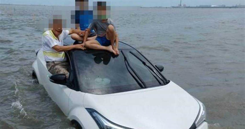 彰化市男子昨日帶孫子去挖文蛤，卻遇漲潮只能躲在車上求救，所幸3人在警消幫忙下平安脫困。（圖／翻攝畫面）