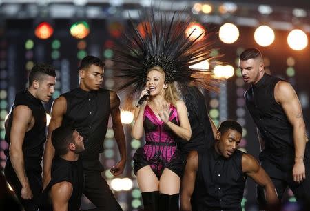 Australian singer Kylie Minogue performs during the closing ceremony of the 2014 commonwealth games at Hampden Park in Glasgow, Scotland August 3, 2014. REUTERS/Jim Young