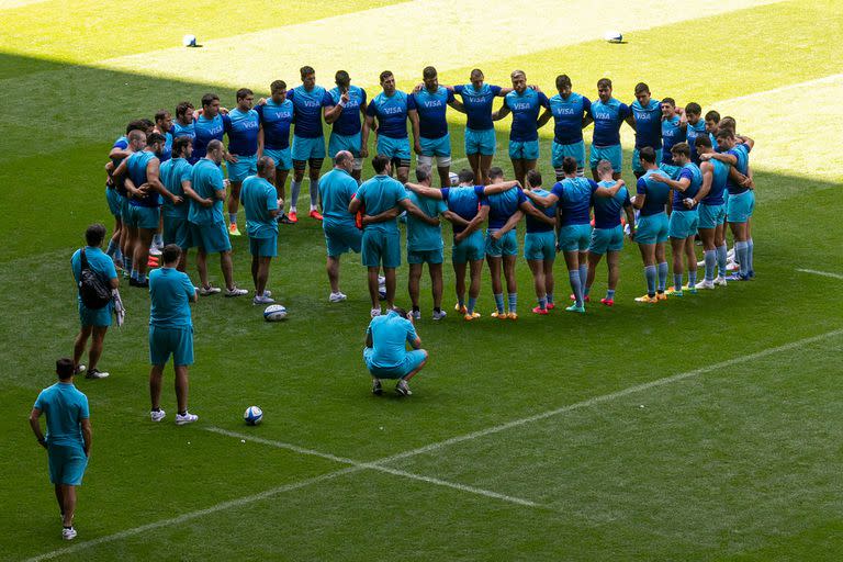 Mario Ledesma se dirige a sus jugadores en la típica ronda de un captain's run; los Pumas afrontan un desafío de alto nivel en Gales, el último antes del Rugby Championship.