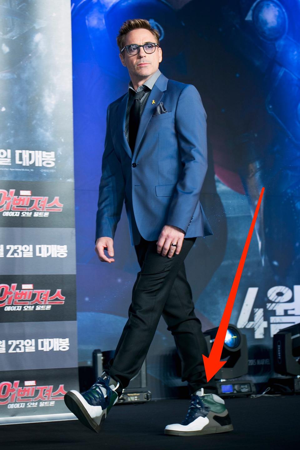 Robert Downey Jr in a blue suit with sneakers