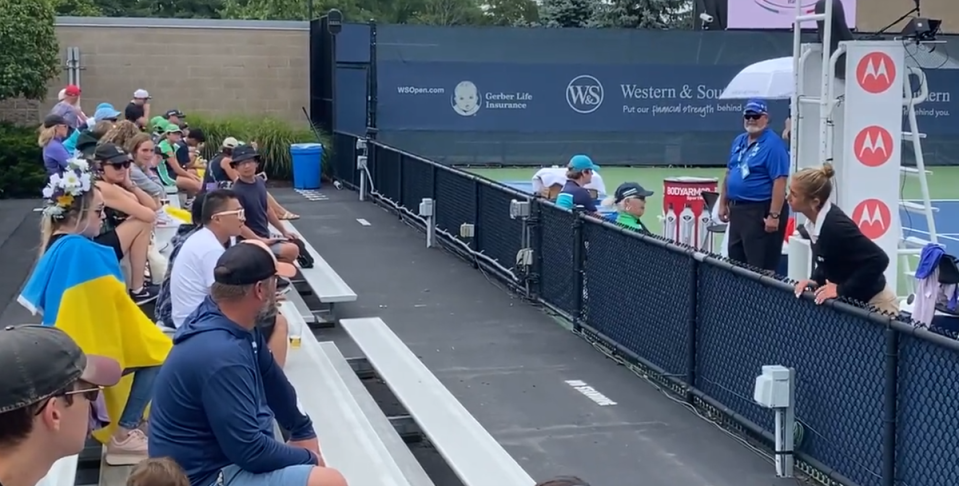 A fan is asked to remove a Ukraine flag at the Western & Southern Open (Twitter/TrashyTennis)