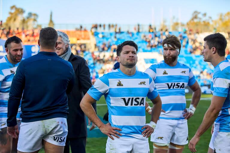 Gonzalo Bertranou sentetiza en su rostro la frustración; a la derecha, Bautista Delguy, el mejor del seleccionado argentino en la caída contra Francia en Mendoza.