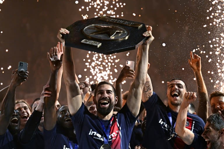 La star du handball français et mondial Nikola Karabatic avec le trophée de champion de France remporté avec le PSG contre Aix-en-Provence, le 31 mai 2024 à Paris (JULIEN DE ROSA)
