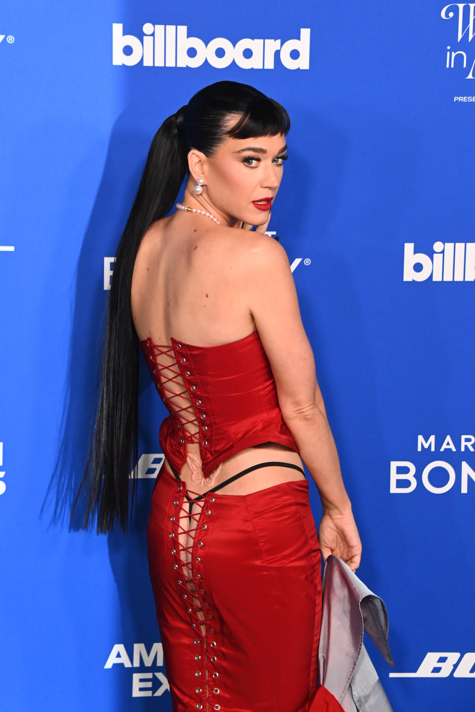 Katy Perry sorprende con su revelador modelito rojo en los Billboard Women in Music