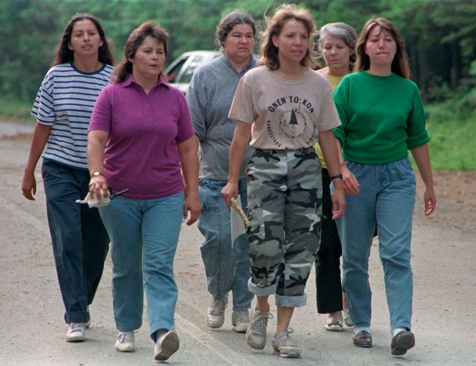 Mohawk activist Ellen Gabriel leads a group of women to the media in the summer of 1990.  He was chosen by the residents of Longhouse and his Kanesata:ke community to be their spokesperson during the infamous 78-day 