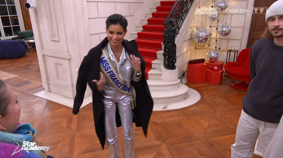 Capture écran TF1 direct/Star academy
Eve Gilles, Miss France, 2024 rend visite aux élèves